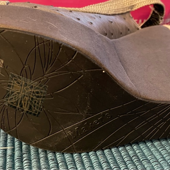 Grey wedge sandals.  Never worn still in box size 11. - Picture 4 of 8